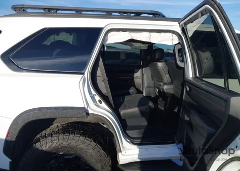 2024 Toyota Sequoia Trd Pro z USA, uszkodzony, nr VIN 7SVAAABA4RX032781